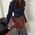 Grande borsa a tracolla vintage bordeaux in pelle lucida per uno stile elegante - Rosso