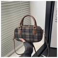 Detail van retro geruite wollen mini Boston tas met bruine lederen handvaten en goud - Zwart