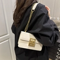Borsa a tracolla bianca minimalista con chiusura geometrica dorata e cinturino a catena - Bianco