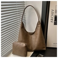 Detalle de set de bolso tote de cuero marrón oscuro suave con textura arrugada natural - Arena