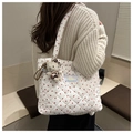Detalle del bolso tote acolchado blanco con estampado de corazones y peluche colgante - Con Colgante de Dibujos Animados / Blanco y rojo