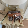 Borsa leopardata con finiture in pelle marrone e doppia cerniera argentata sul tavolo - Marrone
