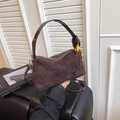 Retro dunkelbraune Handtasche in Mattleder-Optik mit verstellbarem Gurt und Goldkette - Braun