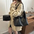 Grand sac hobo en cuir noir rétro avec pochette assortie et manteau en laine beige - Noir