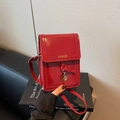 Rote glänzende Leder Umhängetasche für Handys mit FASHION Aufdruck und Metallanhänger - Burgunderrot