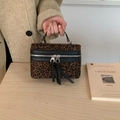 Elegante borsa a scatola leopardata con doppia cerniera e finitura in finta pelliccia - Nero