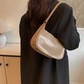Elegante bolso de hombro beige media luna en cuero sintético brillante con correa - Caqui