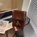 Minimalistische quadratische Handytasche in Dunkelbraun mit glänzendem Finish und Anhänger - Kaffeebraun
