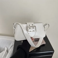 Borsa sottobraccio bianca minimalista in ecopelle con fibbia argentata stile Y2K - Bianco