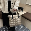 Borsa tote trapuntata metallizzata champagne con manici neri e texture puffer - Oro