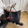 Retro matte black tote bag with plush charms and large capacity for women commuting - With Pendant / Black