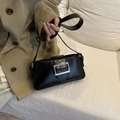 Borsa sottobraccio minimalista in pelle nera con cintura decorativa e fibbia in argento - Nero