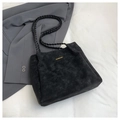 Dettaglio della borsa tote in pelle scamosciata nera con tracolla intrecciata - Nero