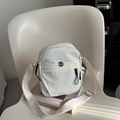 Bolso bandolera blanco crema con diseño plisado, correa ancha y logo metálico - Blanco