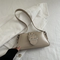 Borsa sottobraccio beige minimalista con fibbia in metallo argento e texture in finta pelle - Cachi