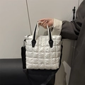 Sac cabas matelassé blanc avec poignées noires et bandoulière réglable - Blanc
