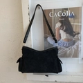 Dettaglio della borsa a tracolla in pelle scamosciata nera con tasche laterali e fibbie - Nero