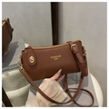 Dettaglio di una borsa a tracolla in pelle marrone con logo FASHION BAG e fibbia dorata - Marrone