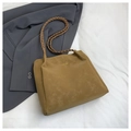 Dettaglio della borsa tote gialla con tracolla intrecciata e finitura in pelle opaca - Marrone