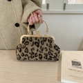 Vintage-Handtasche mit Leopardenmuster, Goldgriff und klassischem Metallrahmenverschluss - Braun