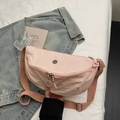 Bolso bandolera de nailon rosa claro en forma de luna con correa ancha ajustable - Rosa