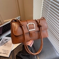 Braune Vintage-Baguette-Tasche mit großer Silberschnalle und geknoteten Lederriemen - Braun