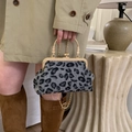 Graue Leopard-Plüschtasche mit goldenem Metallrahmen und dekorativem Griff - Grau