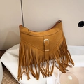 Borsa tote boho color cammello con frange, fibbia in metallo e nappe, stile minimal - Marrone
