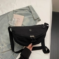Borsa a tracolla a mezzaluna in nylon nero con doppia cerniera e dettaglio logo in metallo - Nero