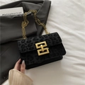 Kleine vierkante crossbodytas met zwarte luipaardprint en een gouden metalen gesp - Zwart
