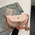 Borsa a tracolla a mezzaluna in nylon rosa chiaro con tracolla regolabile per sport e tempo libero - Rosa