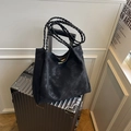 Schicke schwarze Oversized-Tragetasche mit gewebten Griffen und Vintage-Textur - Schwarz
