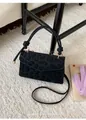 Details der schwarzen Klappentasche mit Leopardenmuster, Goldteilen und Knotengriff - Schwarz