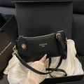 Modische schwarze Halbmond-Tasche aus Leder mit goldener Hardware in einer Geschenkbox - Schwarz