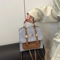 Schicke kleine Handtasche aus grauem Stoff mit braunem Lederbesatz und Katzenaufnäher - Denim/PU / Blau
