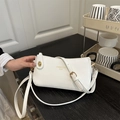 Minimalistische weiße Ledertasche mit goldenem Logo und verstellbarem Schultergurt - Weiß