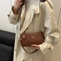 Braune Umhängetasche aus genarbtem Leder mit goldenem Fashion Bag Aufdruck - Braun
