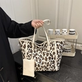 Modieuze grote tote bag met luipaardprint, crèmekleurige handvatten en klein zakje - Broken Wit