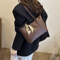 Klassische dunkelbraune Leder-Shopper für Damen mit elegantem gemustertem Seidenschal - Vintage Texturiertes Leder Mit Schal (2801) / Braun