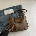 Grande borsa tote marrone vintage con borchie e toppa artistica per le donne - Marrone