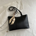Minimalistische schwarze Shopper-Tasche aus Lederimitat mit vintage geblümtem Seidentuch - Klassisches Litschi-Muster Leder Mit Schal (2801) / Schwarz