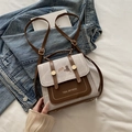 Kleine Retro-Quadrat-Tasche mit Farbmuster, Katzenmotiv und braunem Lederriemen - Wollmischung/PU / Grau
