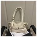 Dettaglio della borsa a spalla in pelle bianco crema con fibbie in metallo argento - Bianco