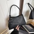 Bolso tote de cuero tejido negro mate con un colgante circular a juego - Negro