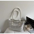 Detalle del bolso tote jacquard blanco con bordado geométrico y remaches plateados - Blanco Roto