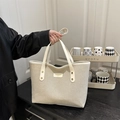 Borsa tote minimalista in tela color crema con finiture in pelle e tracolle in interni casa - Bianco