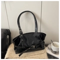 Detailansicht der glänzenden schwarzen Lackledertasche mit schicken Metallschnallen-Akzenten - Schwarz