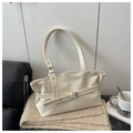 Detail der cremefarbenen Lackleder-Tasche mit verstellbarer Gürtelschnalle auf Plüsch - Weiß