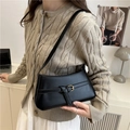 Bolso de hombro minimalista de cuero negro con hebilla dorada y acabado mate - Negro