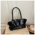 Dettaglio borsa tote in vernice nera con cinturini con occhielli su tessuto a maglia - Nero